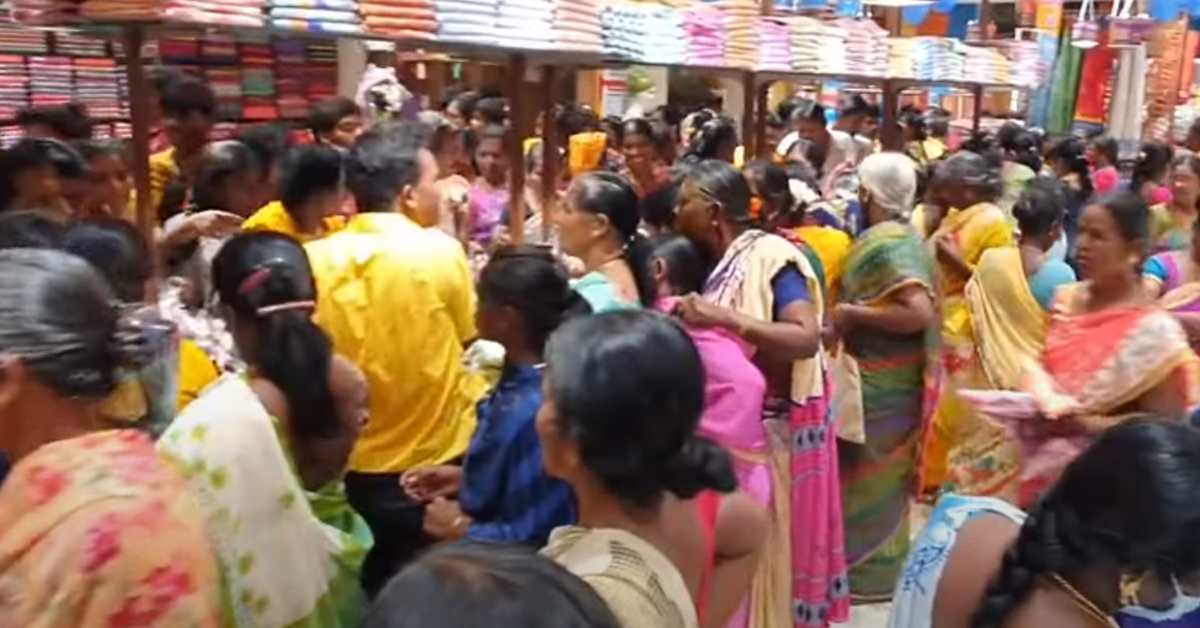 రూపాయికే పట్టు చీర.. ఎగబడ్డ జనం.. కిలోమీటర్ల మేర క్యూ!