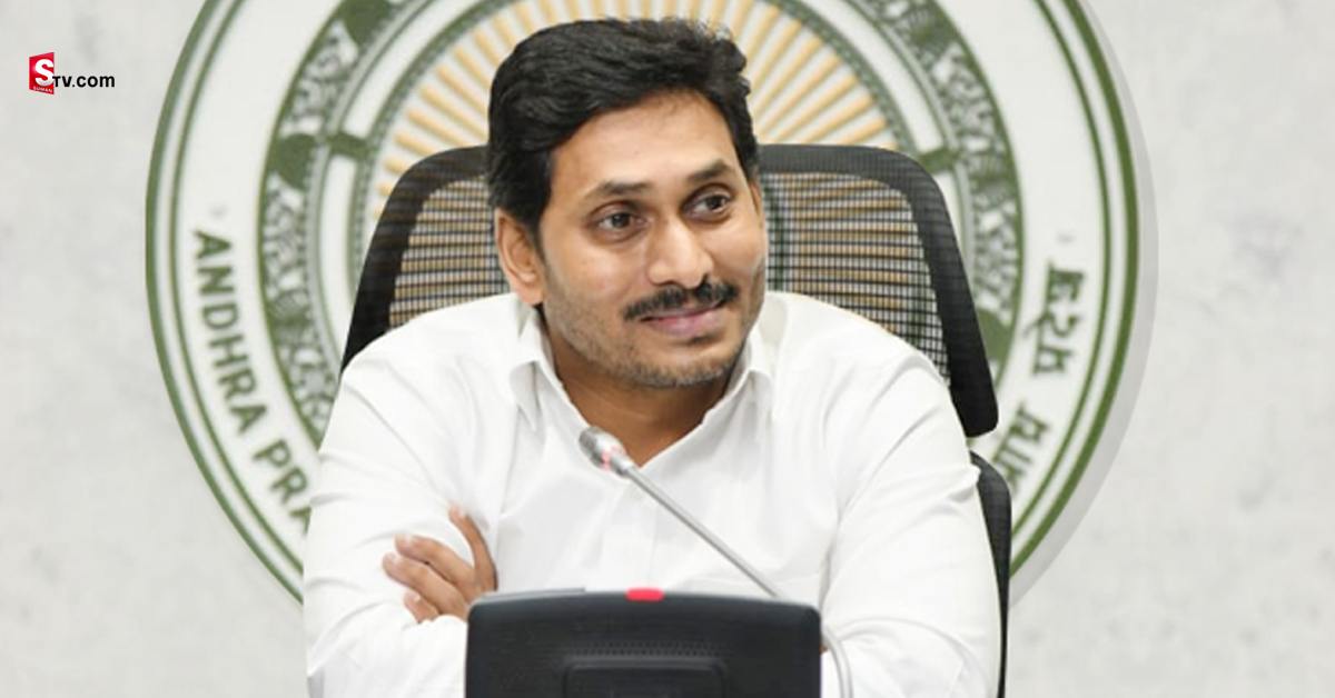 ఇంగ్లీష్ మీడియంని అంతా వ్యతిరేకించినా.. సీఎం జగన్ మొండిగా ఎందుకు ముందుకి వెళ్లారు?