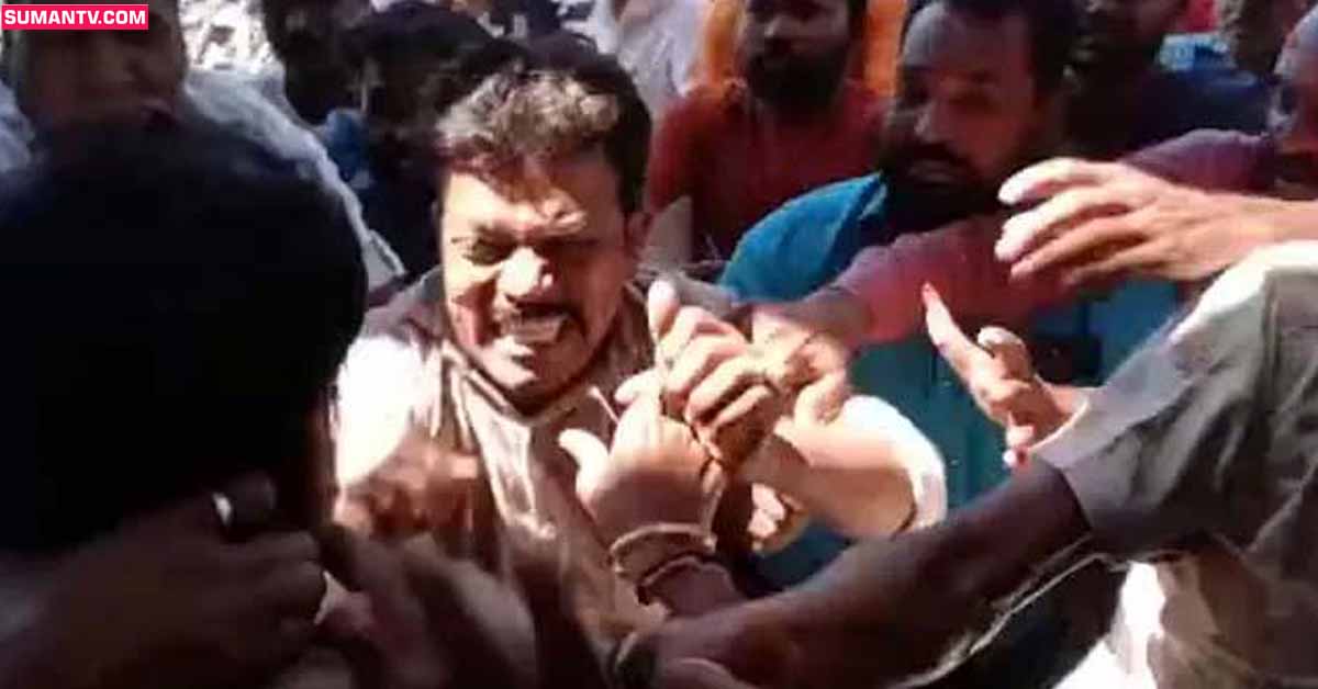 పోలీస్ స్టేషన్ ముందే కార్పోరేటర్ భర్తను చితకబాదిన పారిశుద్ధ్య కార్మికులు!