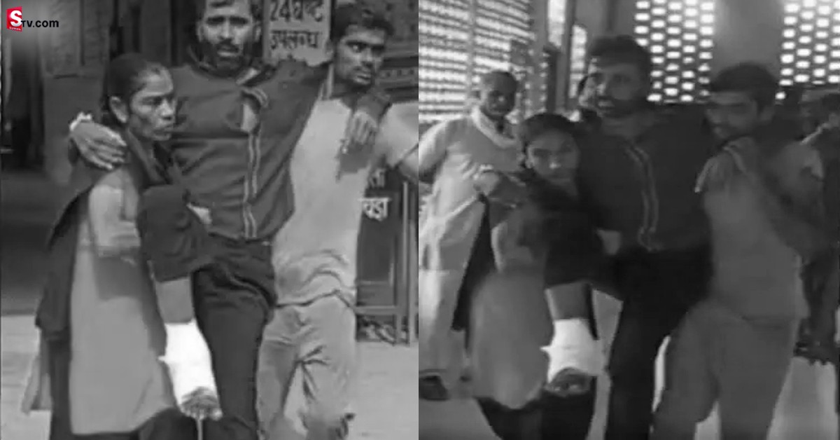 హాస్పిటల్ లో స్ట్రెచర్ కరువు.. పేషెంట్ ని చేతులపై ఎత్తుకెళ్లిన కుటుంబ సభ్యులు!