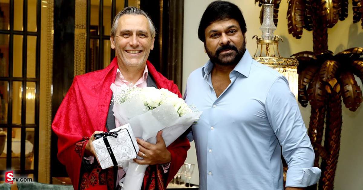 యూకే డిప్యూటి కమీషనర్‌ కు ఆవకాయ రుచి చూపించిన మెగాస్టార్ చిరంజీవి!
