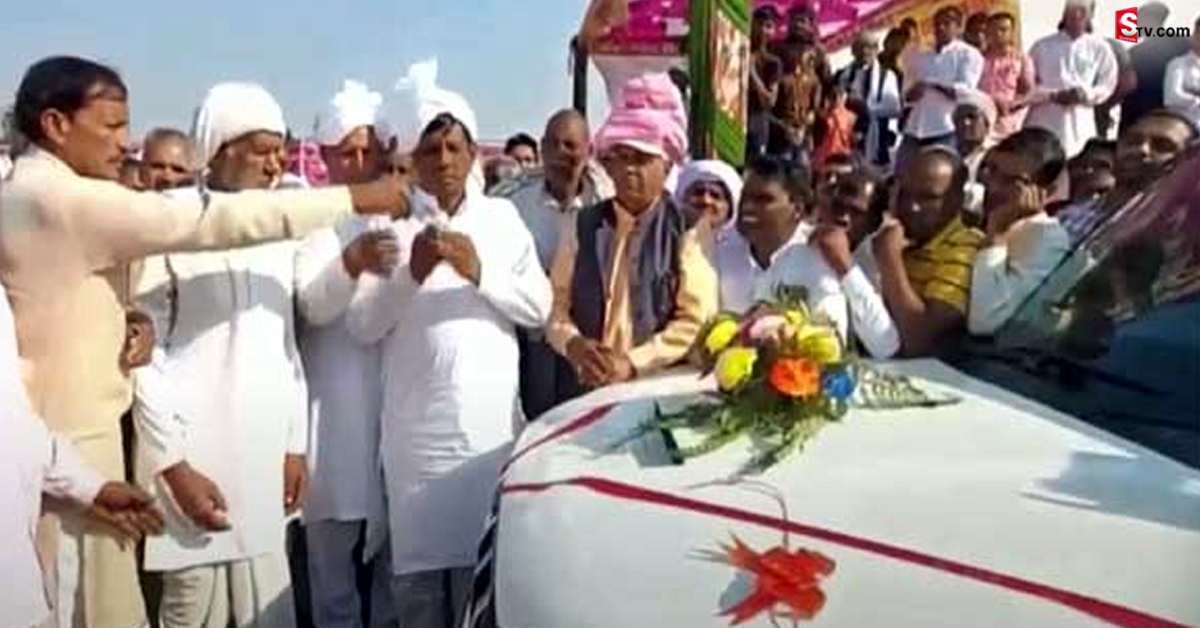 ఎన్నికల్లో ఓడిన అభ్యర్థికి ఖరీదైన కానుకలిచ్చిన ప్రజలకు.. ఎందుకంటే!