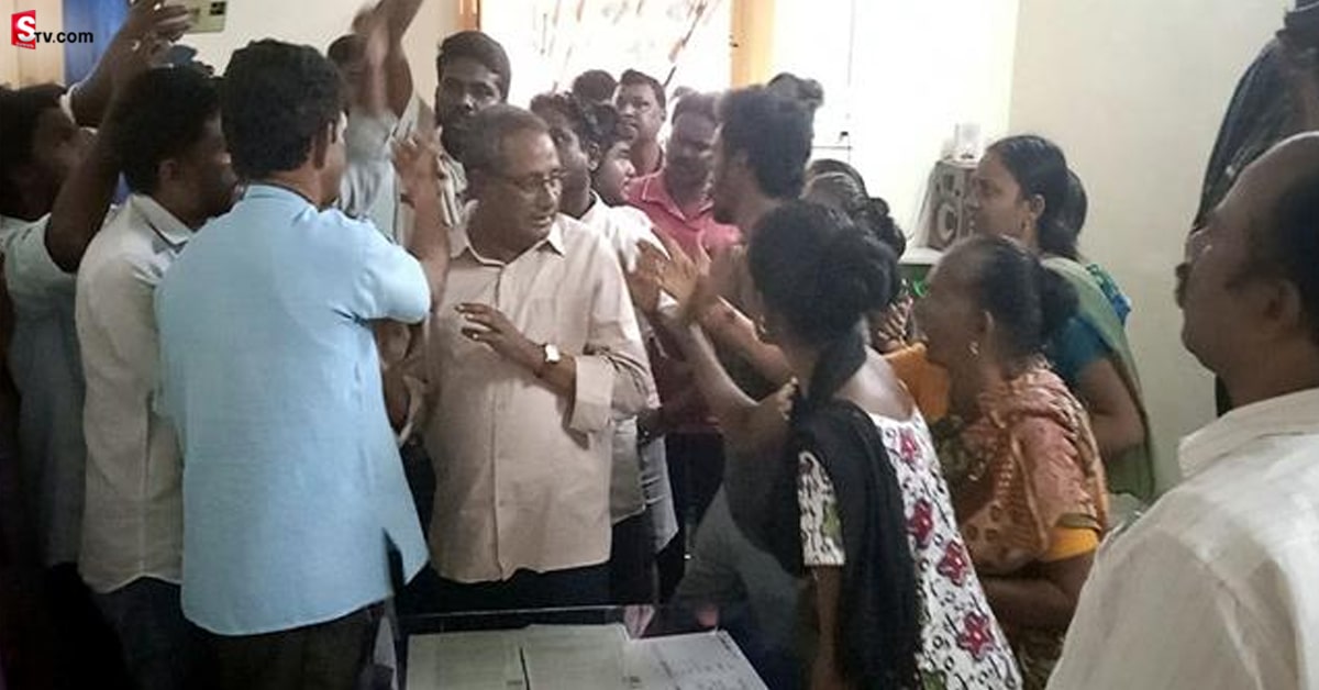 విద్యార్థిని పట్ల స్కూల్ లైబ్రరీ అసిస్టెంట్ వికృత చేష్టలు..!