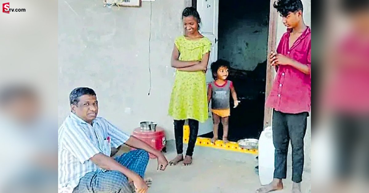 విద్యార్థి ఇంటి  ముందు బైటాయించిన టీచర్! ఎందుకో తెలుసా?
