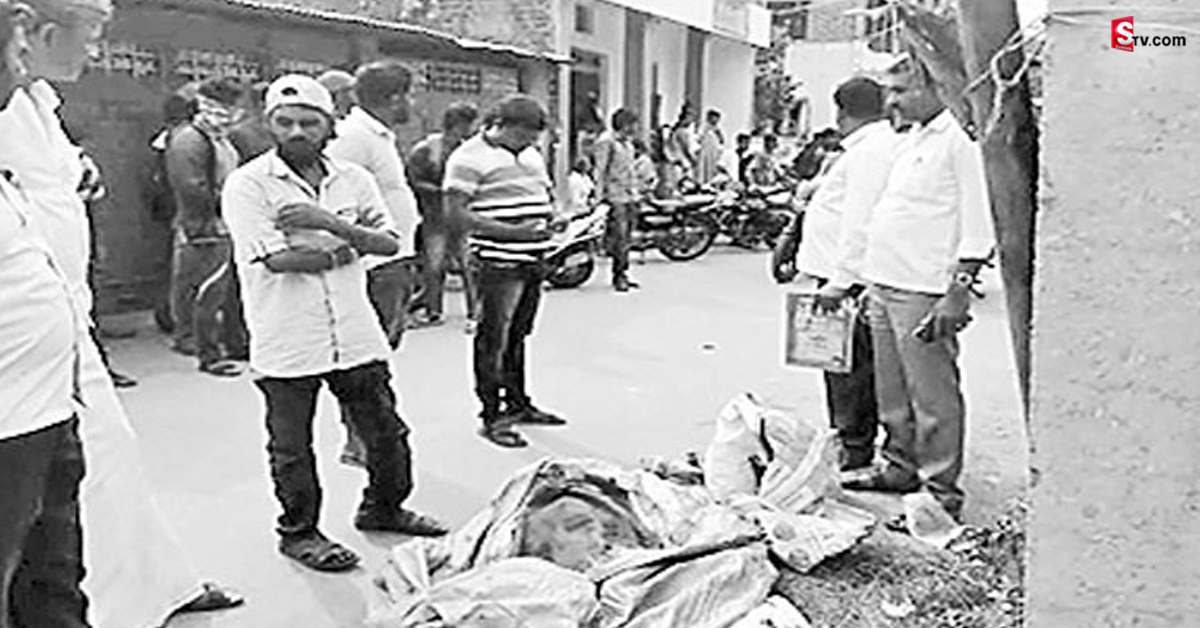 ప్లాస్టిక్ సంచితో భార్య అంతిమయాత్ర చేసిన భర్త!