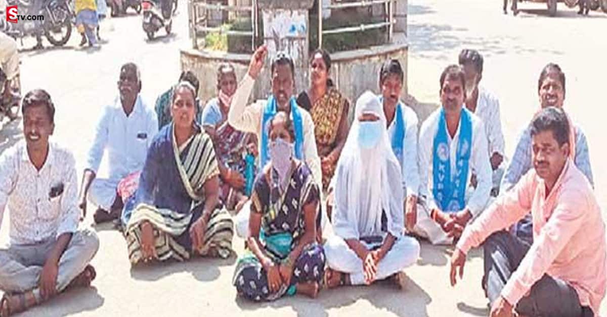 ఆ కారణంతో వదిలేశాడంటూ! ప్రియుడి కోసం నడి రోడ్డుపై ప్రియురాలి ధర్నా!
