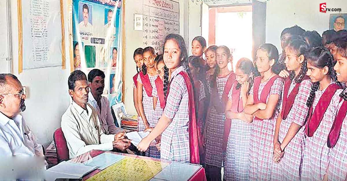 హైస్కూల్ విద్యార్థినిల దీనగాథ! టాయిలెట్లు లేక మంచి నీళ్లు తాగలేకపోతున్నాం అంటూ..