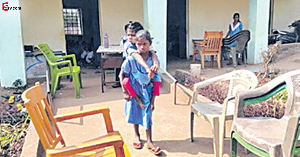 స్నేహితురాలి భుజంపై చిన్నారి బడిబాట!