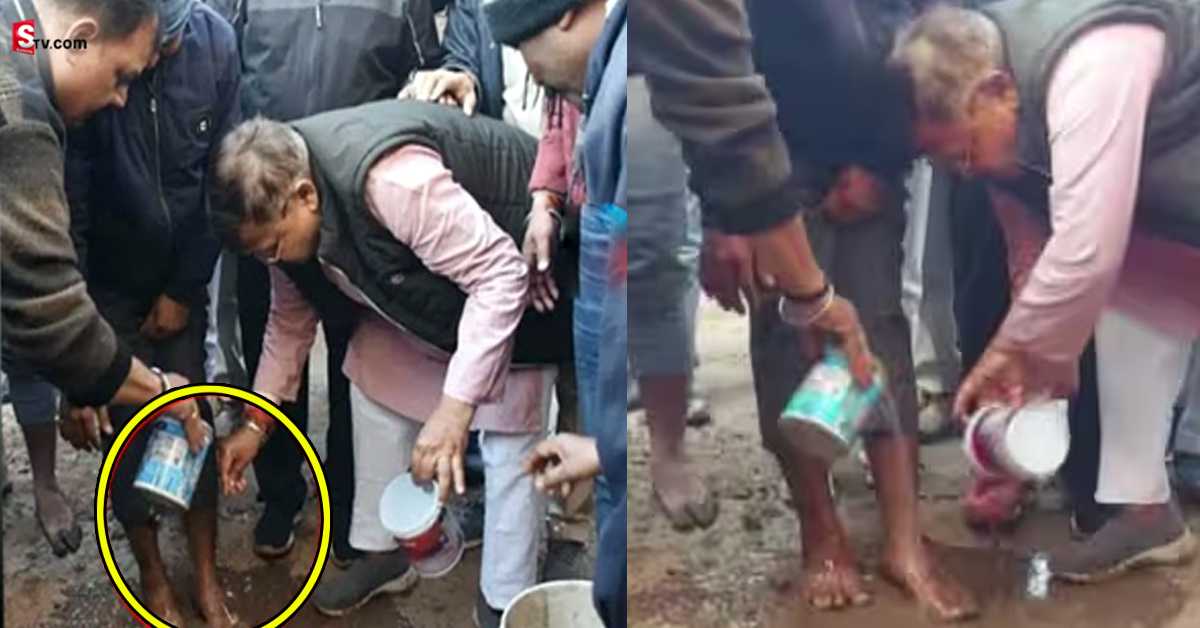 వీడియో: ప్రజలకు క్షమాపణలు చెప్పి.. వ్యక్తి కాళ్లు కడిగిన మంత్రి!