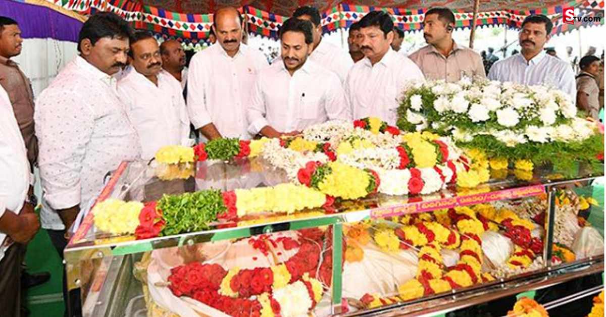 వైసీపీ ఎమ్మెల్యే పార్థసారథికి  ఇంట విషాదం.. సీఎం జగన్ పరామర్శ