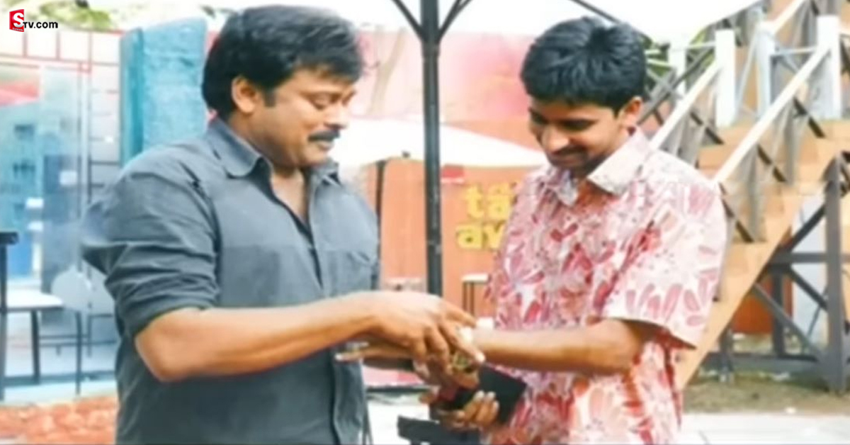 చిరంజీవితో ఉన్న ఈ వ్యక్తి ఇప్పుడొక స్టార్ డైరెక్టర్..