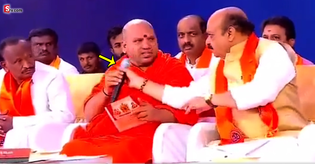 సీఎం పక్కనే కూర్చొని సర్కారుపై విమర్శలు.. మైకు లాక్కున్న సీఎం