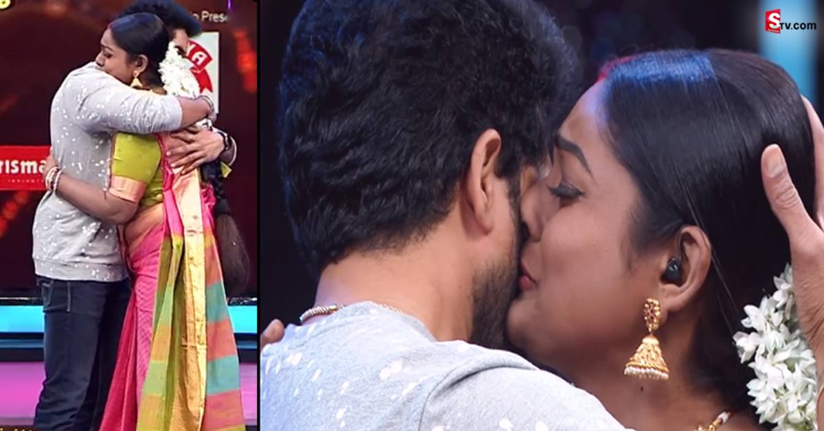 వీడియో: స్టేజీ మీద డాక్టర్ బాబుకు ముద్దు పెట్టి ఏడ్చేసిన వంటలక్క..!