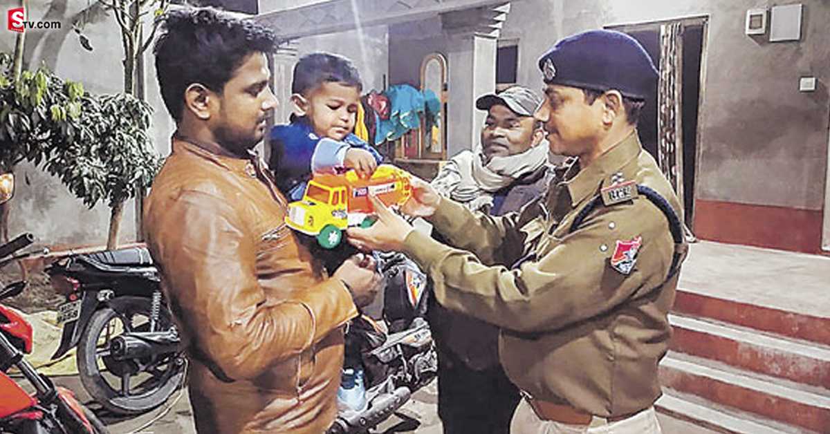 బుడ్డొడి బొమ్మకోసం రైల్వే పోలీసుల పరుగులు!