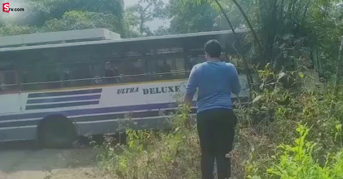 కాకినాడ బస్సుకు ప్రమాదం