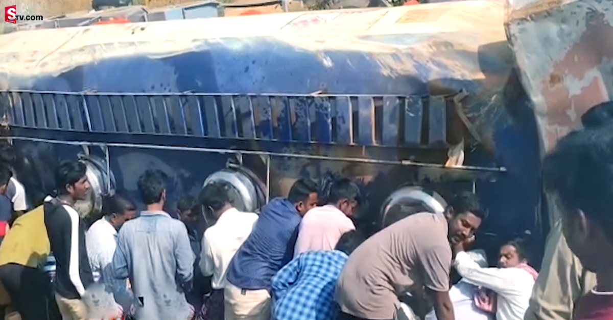 వీడియో: కొత్తగూడెంలో డీజిల్ ట్యాంకర్ బోల్తా.. బకెట్లు తీసుకుని ఎగబడిన జనం!