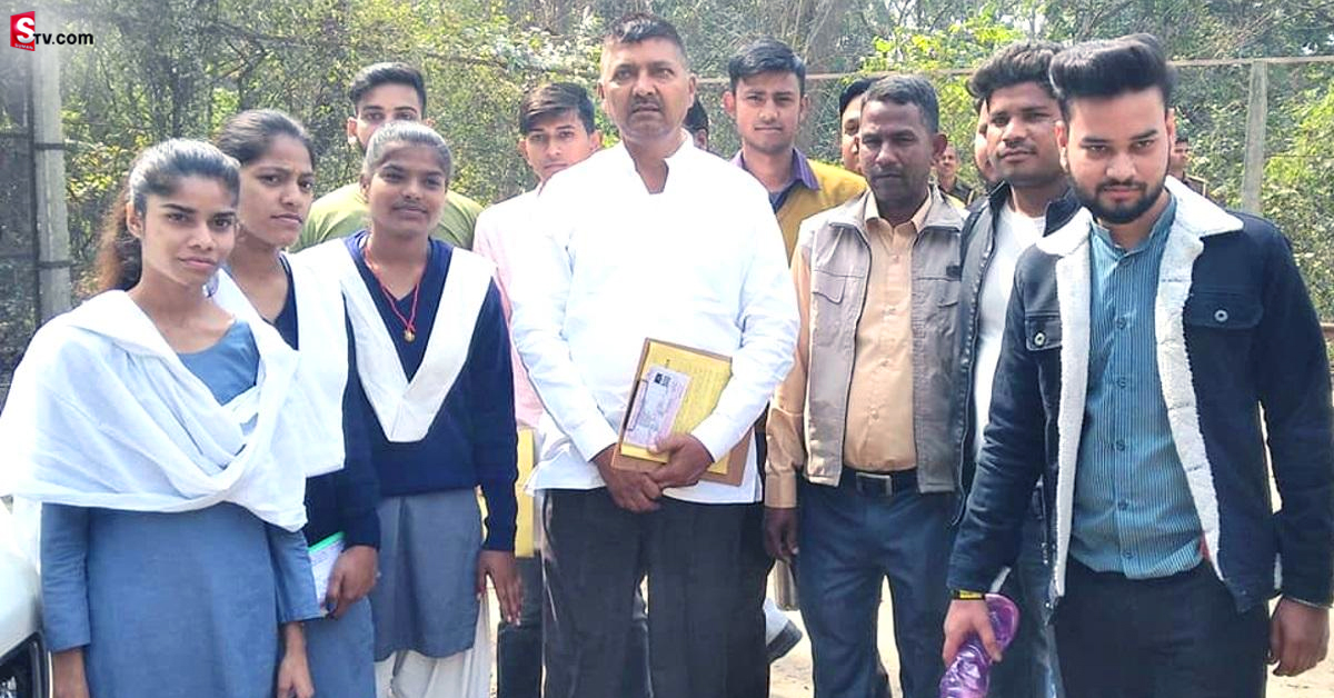 ఇంటర్ ఎగ్జామ్స్ రాసి విద్యార్థిలా మారిన మాజీ ఎమ్మెల్యే..!