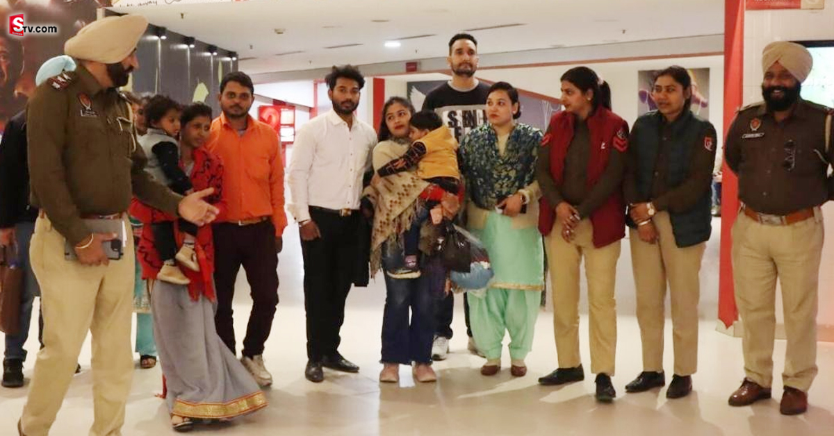 వాలంటైన్స్ డే రోజు జంటలను సినిమాకు పంపిన పోలీసులు