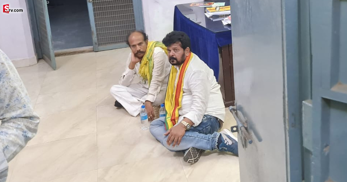 రాజమండ్రి: పోలీస్‌ స్టేషన్‌లో కింద కూర్చున్న మాజీ మంత్రి జవహర్‌.. ఫోటో వైరల్‌!