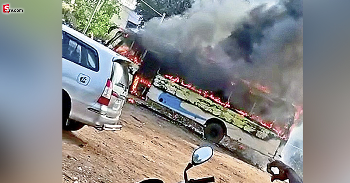 విశాఖలో అగ్ని ప్రమాదం:  మంటల్లో కాలిపోయిన ప్రయాణికుల బస్సు..!