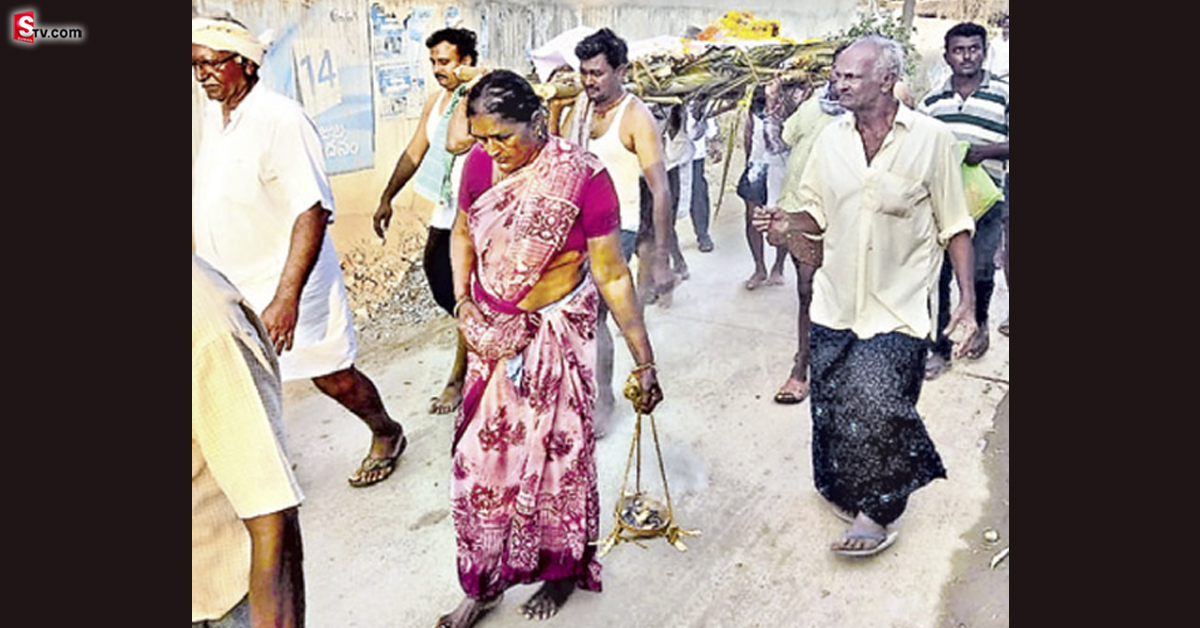 దారుణం: డబ్బులిస్తేనే తలకొరివి పెడతానన్న కుమారుడు..!