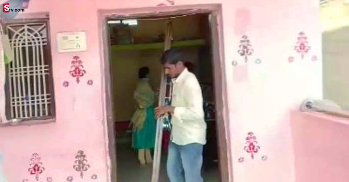 రెచ్చిపోయిన బ్యాంకు అధికారులు! ఈఎంఐ చెల్లించలేదని రైతు ఇంటికెళ్లి..!