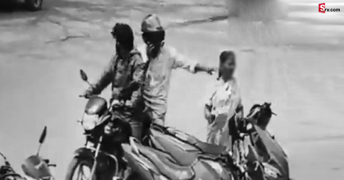 వీడియో: నడి రోడ్డుపై చైన్ స్నాచింగ్.. ఎలా దొంగిలించారో చూడండి