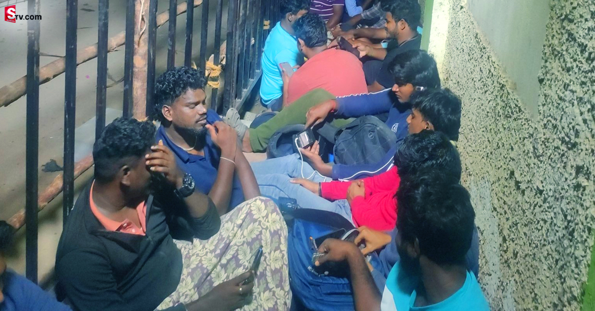 రాత్రంతా రోడ్డుపైనే నిద్ర.. వీళ్ల అభిమానం సల్లగుండా..!