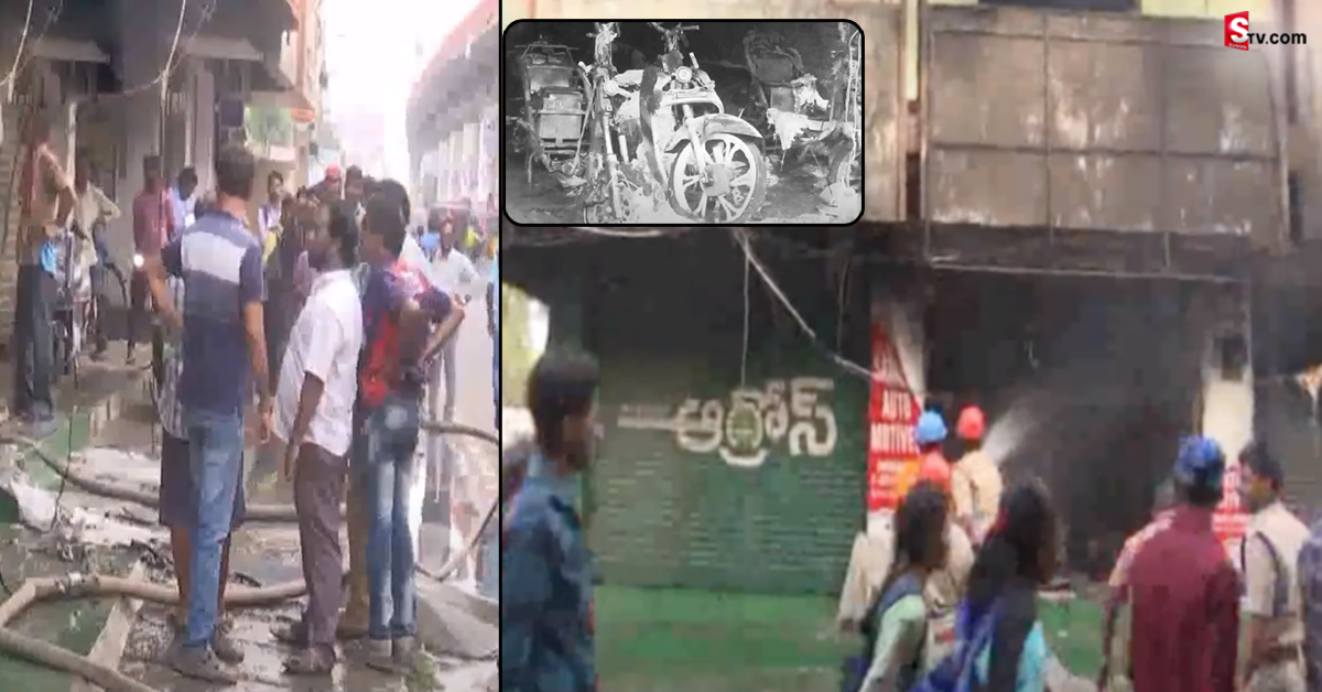 ఈ-బైక్ షోరూమ్‌లో అగ్నిప్రమాదం.. 10 బైక్‌లు అగ్నికి ఆహుతి!