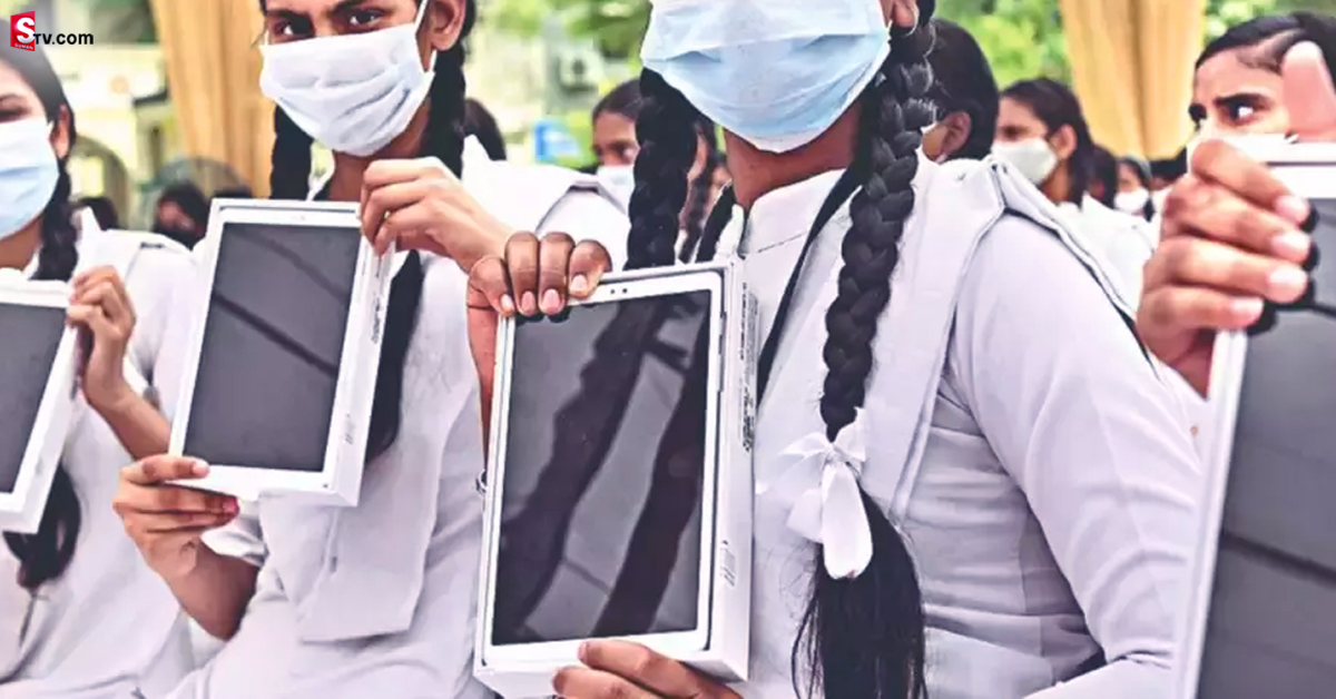విద్యార్థులకు ఉచితంగా రూ. 85 వేల విలువైన ట్యాబ్‌ల పంపిణీ..