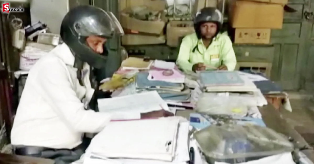 హెల్మెట్లు ధరించి, విధులు నిర్వహిస్తున్న ఉద్యోగులు.. ఎందుకంటే..?