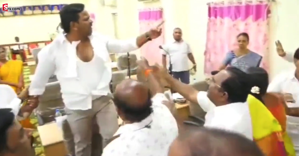 వీడియో: చొక్కాలు చిరిగేలా కొట్టుకున్న YSRCP- TDP కౌన్సిలర్లు.!