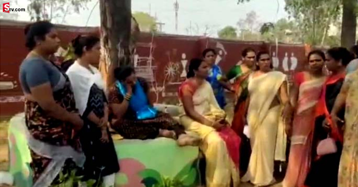 దారుణం.. హిజ్రాలపై కర్రలు, గొడ్డళ్లతో దాడి!