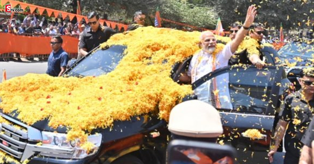 కర్నాటకలో ప్రధాని మోడీకి పూల వర్షం కురిపిస్తూ ఘన స్వాగతం..!