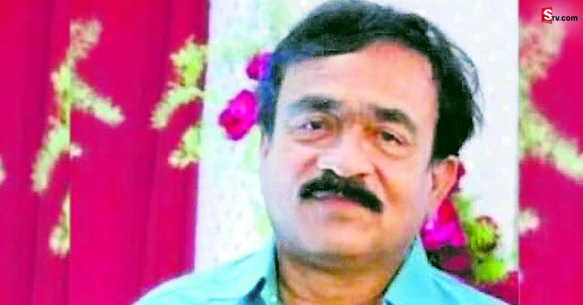 ఉపాధ్యాయుడి లీలలు.. పుట్టుమచ్చలు చూపించాలంటూ..!