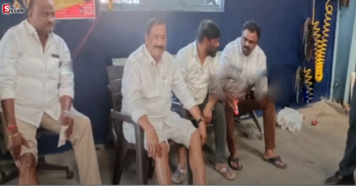 బ్రేకింగ్: ఎమ్మెల్యేకి పెను ప్రమాదం.. కుక్కలు అడ్డురావడంతో..