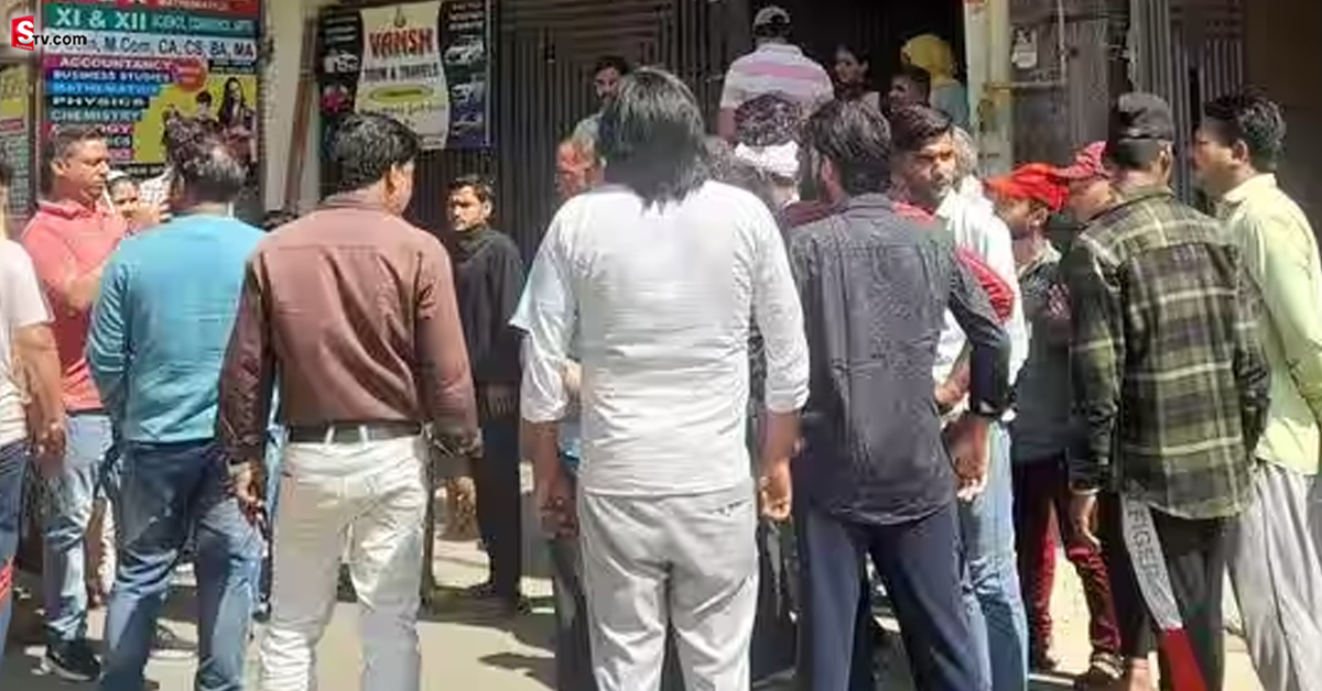 స్కూటీపై బరితెగించిన జంట.. ఆ పని చేయొద్దన్నందుకు యువకుడ్ని..!