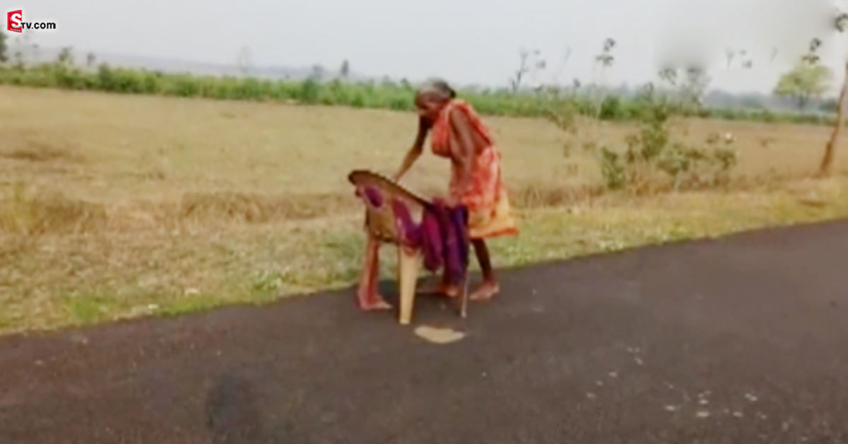 పెన్షన్‌ డబ్బులకోసం ఎన్నిపాట్లు.. మండే ఎండలో చెప్పుల్లేకుండా..