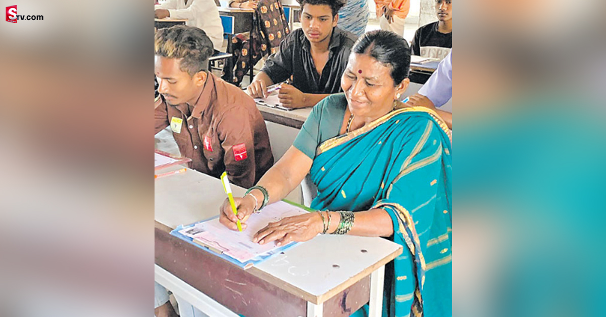 Open School: 50 ఏళ్ల వయస్సులో పరీక్షలు రాసిన మహిళ!
