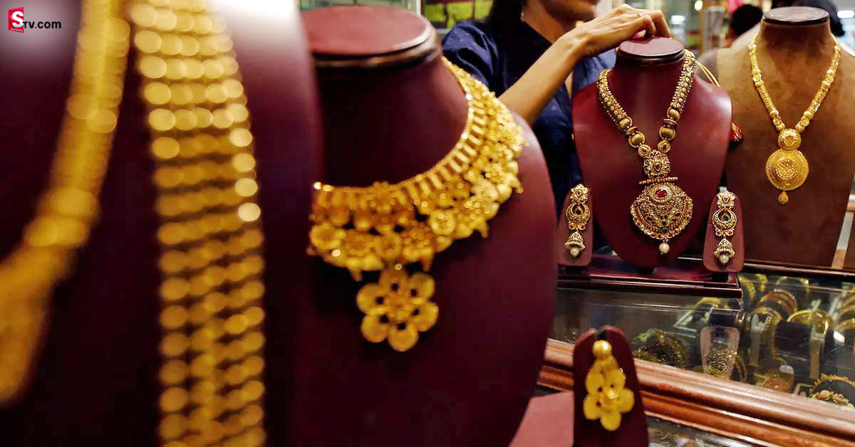 Gold And Silver Price: బంగారం కొనాలనుకుంటున్న వారికి శుభవార్త.. దిగి వస్తోన్న పసిడి ధర!