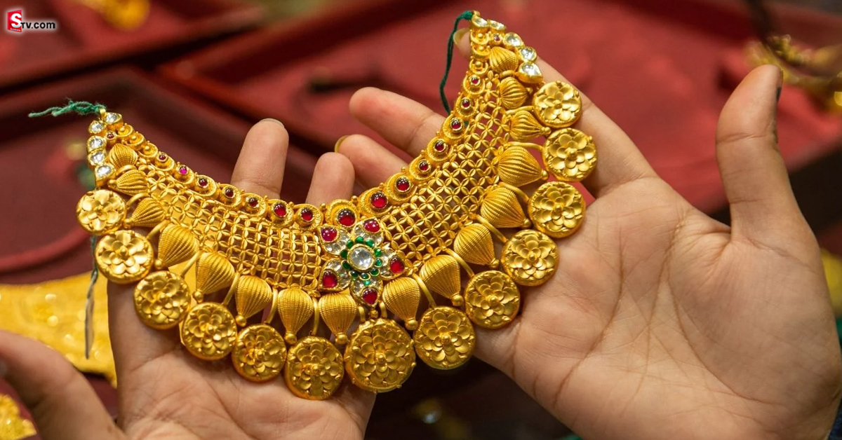 Today Gold Rates: స్వల్పంగా తగ్గిన బంగారం ధర.. మార్కెట్లో నేటి ధరలు ఇవే..