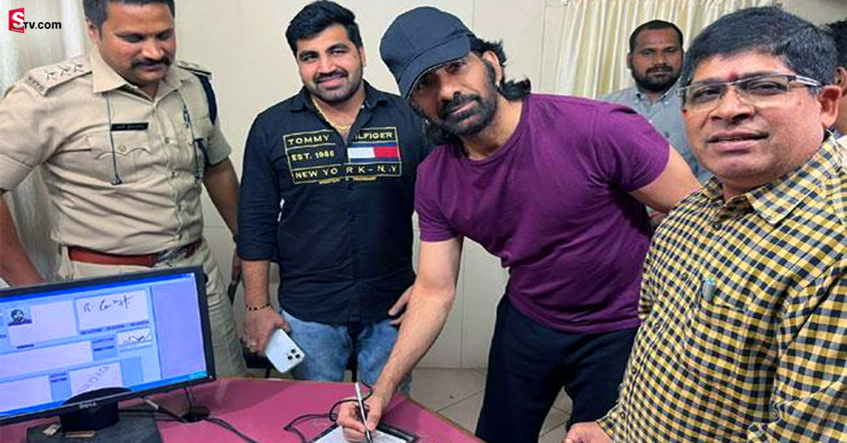 Ravi Teja: RTA ఆఫీసులో సందడి చేసిన రవితేజ.. వేలంలో ఫ్యాన్సీ నెంబర్..!