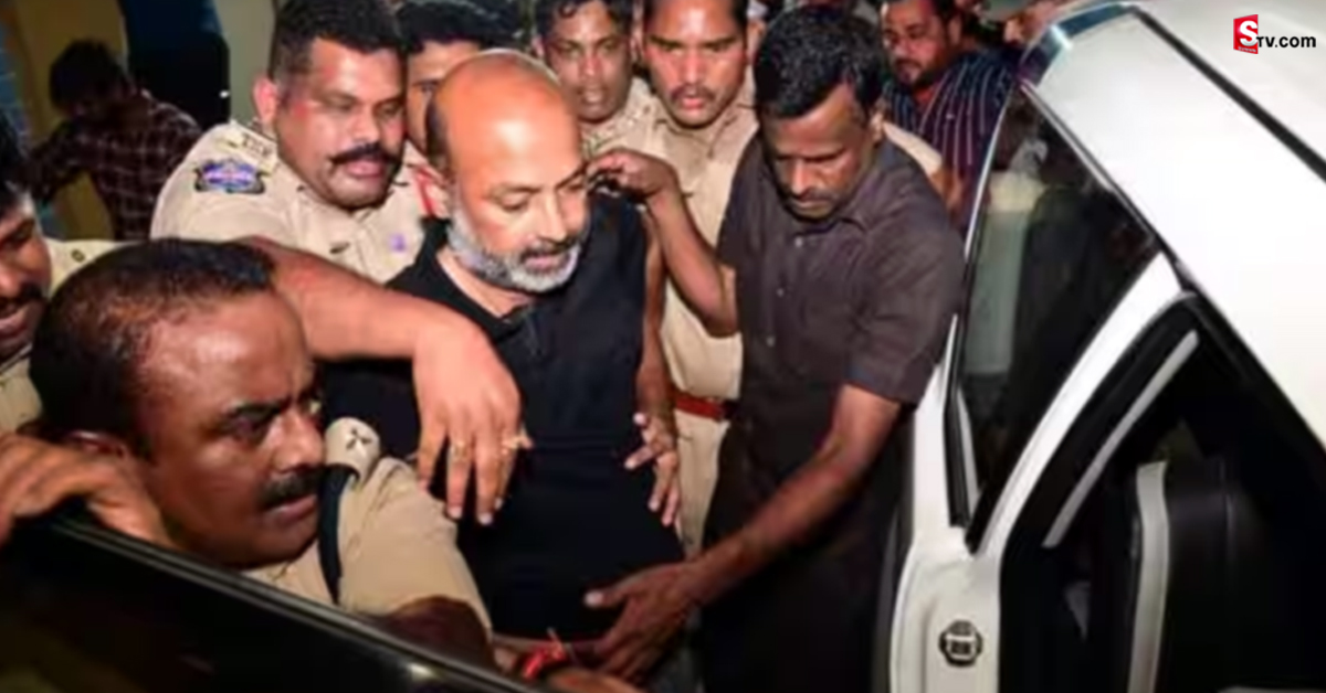 Bandi Sanjay: టెన్త్‌ పేపర్‌ లీకేజ్‌ కేసులో నిందితుడిగా బండి సంజయ్‌.. FIR నమోదు!
