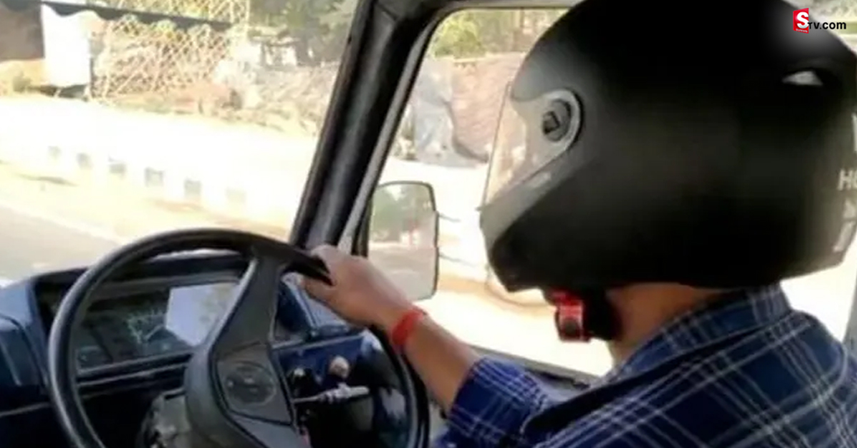 Traffic Police: కారులో హెల్మెట్ పెట్టుకోలేదని జరిమానా! బాధితుడి వినూత్న నిరసన..