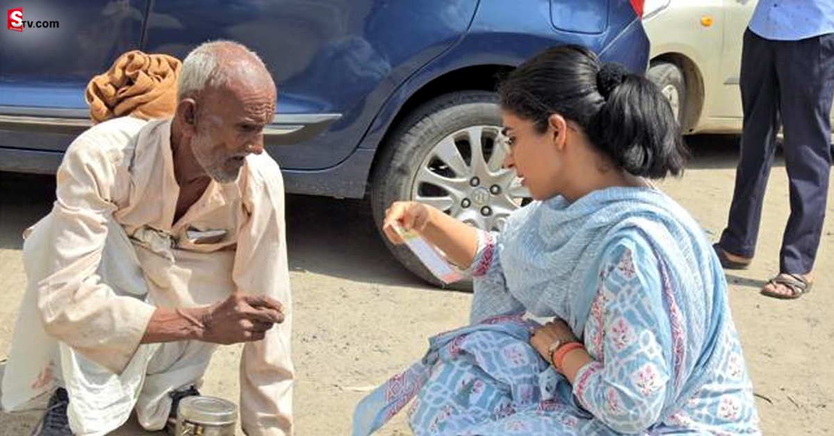 IAS Saumya Pandey: వృద్ధుడి కష్టానికి చలించిపోయిన కలెక్టరమ్మ.. నేల మీద కూర్చొని..!