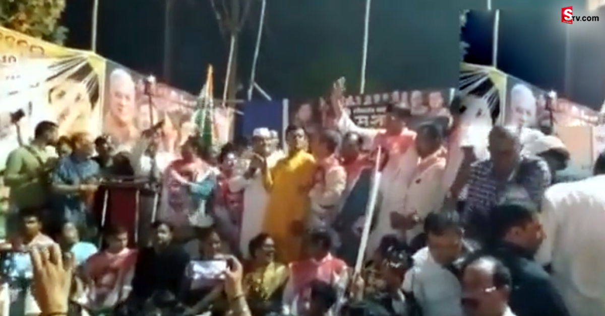 Congress Rally: కాంగ్రెస్ ర్యాలీలో అపశ్రుతి..  కుప్పకూలిపోయిన స్టేజ్!