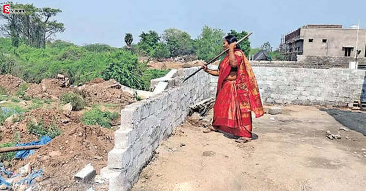 కొడుకు అక్రమంగా నిర్మాణం.. సర్కార్ డ్యూటీలో ఉన్న తల్లి కూల్చివేసింది!