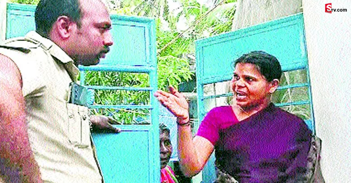 నాలుగేళ్లుగా ముగ్గురు కుమార్తెలను గదిలో బంధించిన తల్లి..!