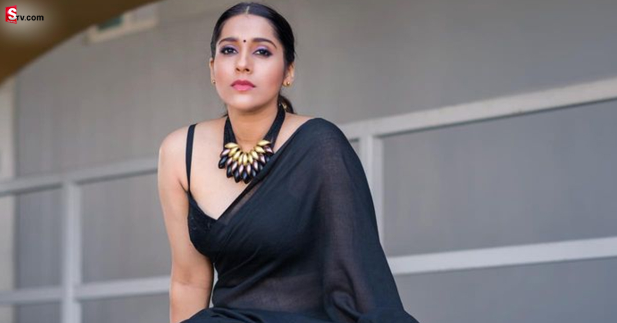 Rashmi: చాలా రోజులకి రష్మీ గ్లామర్ షో! ఈసారి నిక్కర్ తో  బీచ్ లో రచ్చ!
