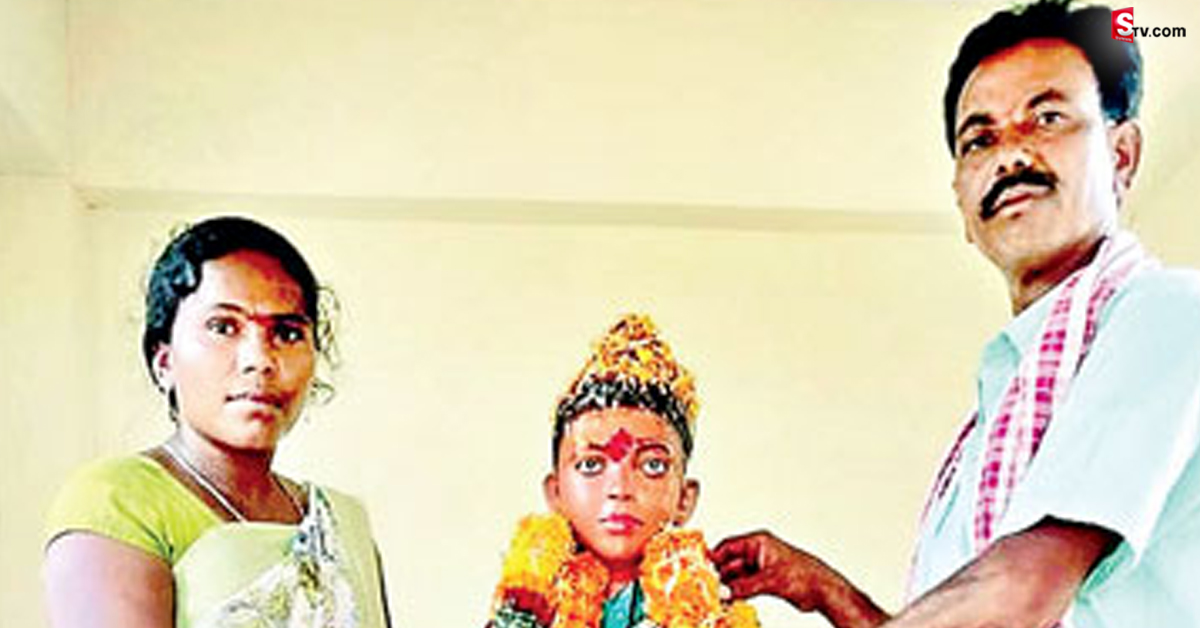 కుమారుడిపై ప్రేమతో నిలువెత్తు విగ్రహం చేయించిన తల్లిదండ్రులు!